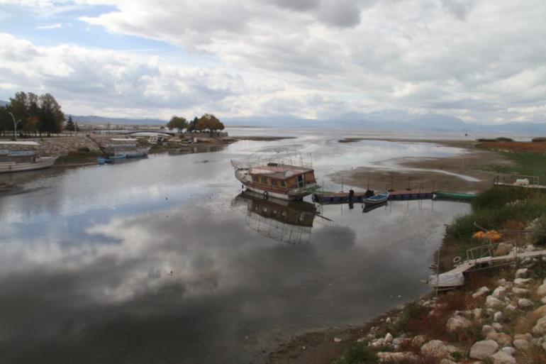 Gölde sular çekildi, yatlar karaya oturdu Aşk Adasının etrafında da su kalmadı