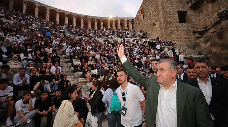 Genç oyuncular Aspendos Antik Tiyatrosunda sahne aldı