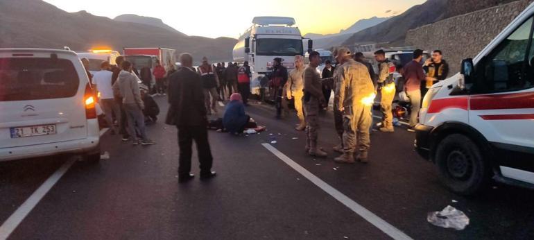 Vanda yakıt tankeri ile otomobil kafa kafaya çarpıştı 3 kişi öldü, 4 kişi yaralandı