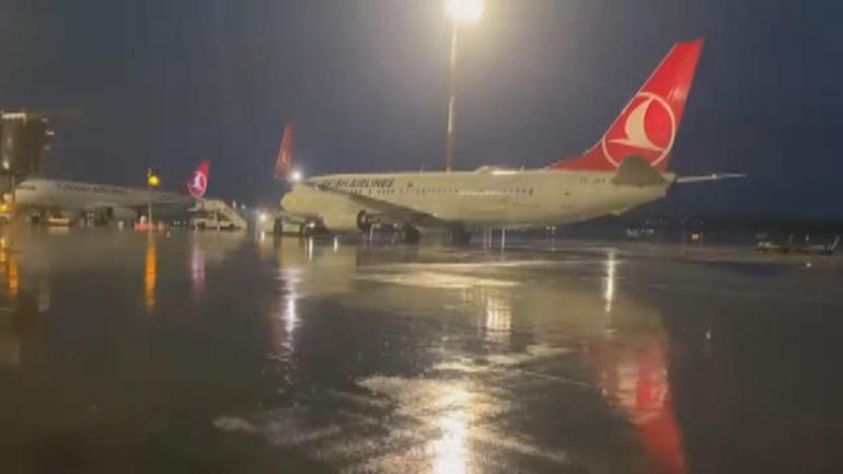 Kuvvetli yağış etkisini gösterdi Yollar göle döndü, altyapı çöktü, uçaklar havaalanına inemedi