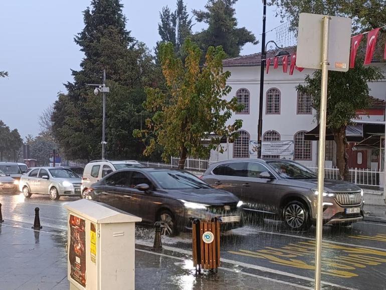Kuvvetli yağış etkisini gösterdi Yollar göle döndü, altyapı çöktü, uçaklar havaalanına inemedi