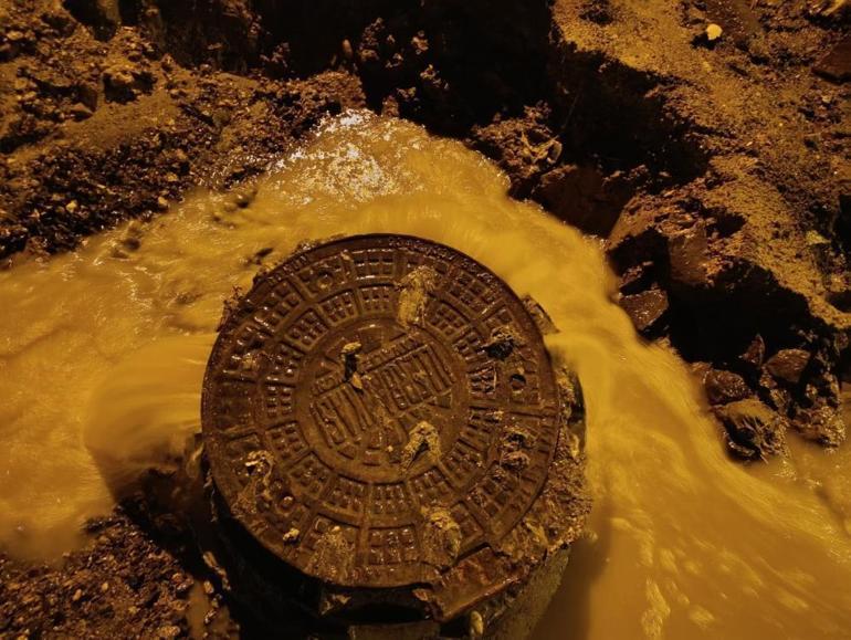 Kuvvetli yağış etkisini gösterdi Yollar göle döndü, altyapı çöktü, uçaklar havaalanına inemedi