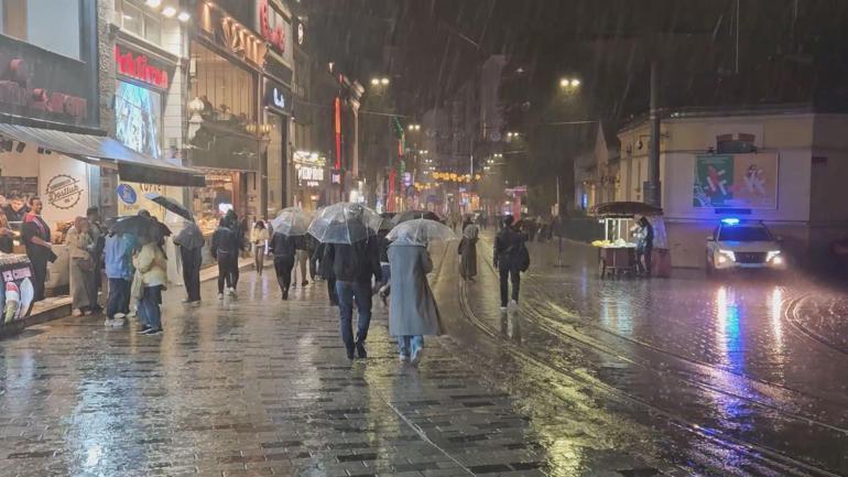Kuvvetli yağış etkisini gösterdi Yollar göle döndü, altyapı çöktü, uçaklar havaalanına inemedi