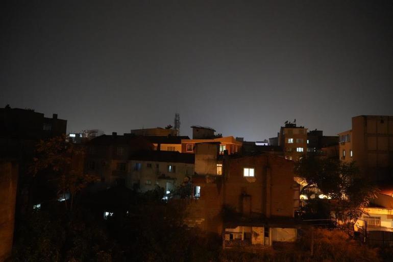 Şimşekler geceyi aydınlattı, ardından yaşanan deprem ise korkuttu