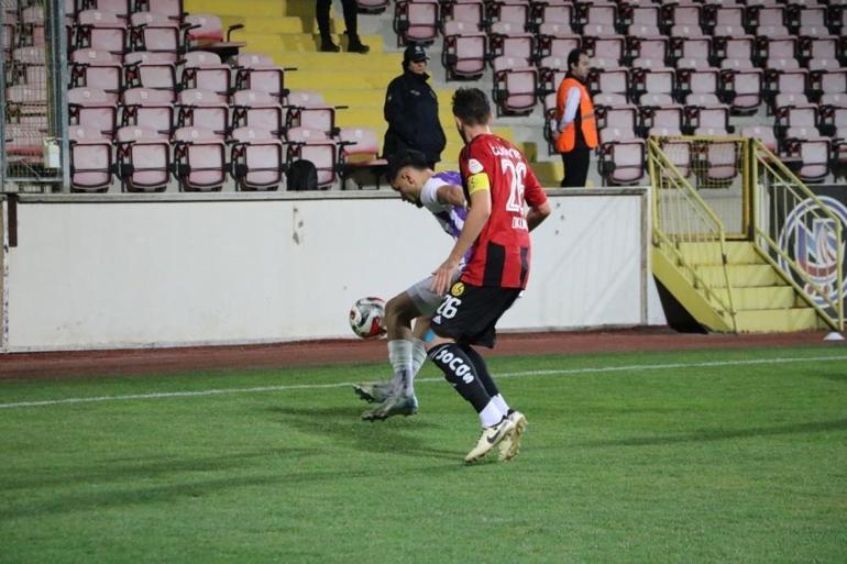 Eskişehirsporlu futbolular taraftarla bir olup küfürlü tezahürat yaptı
