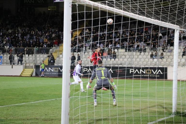 Eskişehirsporlu futbolular taraftarla bir olup küfürlü tezahürat yaptı