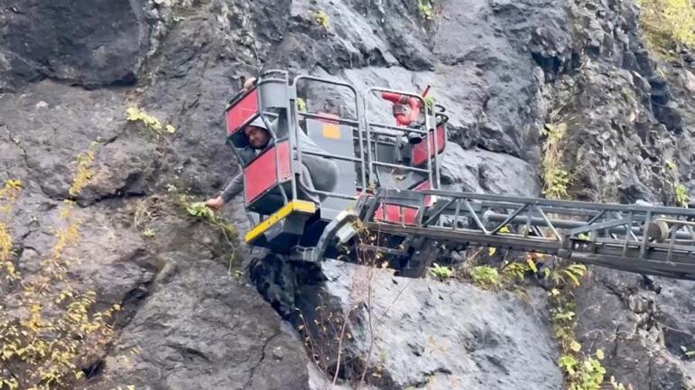 Bartın Amasrada kayalardan sarkan kablolar paniğe neden oldu
