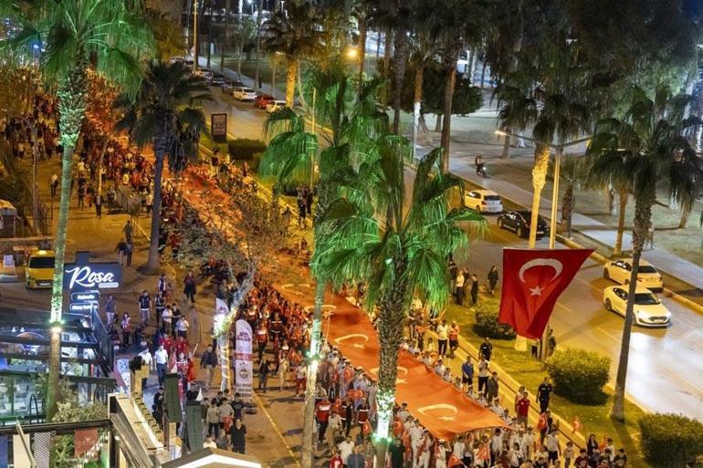 Mersinde 102 metre uzunluğunda Türk bayrağıyla yürüyüş düzenlendi