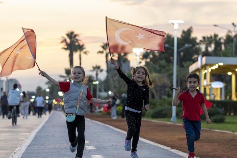 Mersinde 102 metre uzunluğunda Türk bayrağıyla yürüyüş düzenlendi