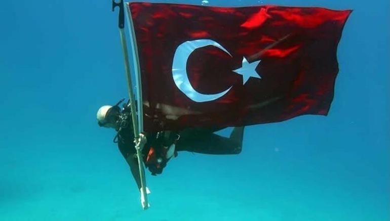 Muğla Fethiye’de su altında Cumhuriyet kutlaması
