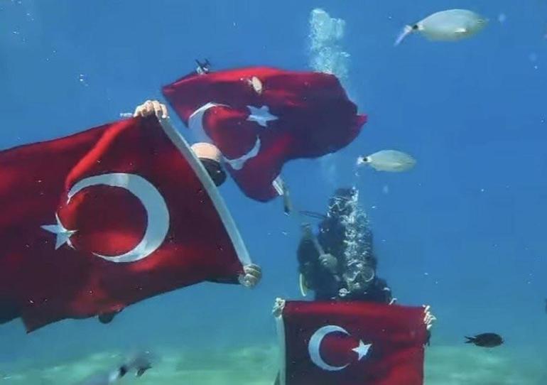 Muğla Fethiye’de su altında Cumhuriyet kutlaması