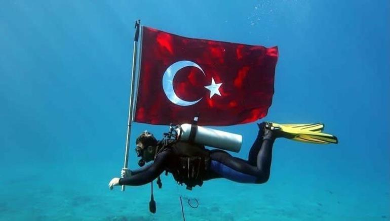 Muğla Fethiye’de su altında Cumhuriyet kutlaması