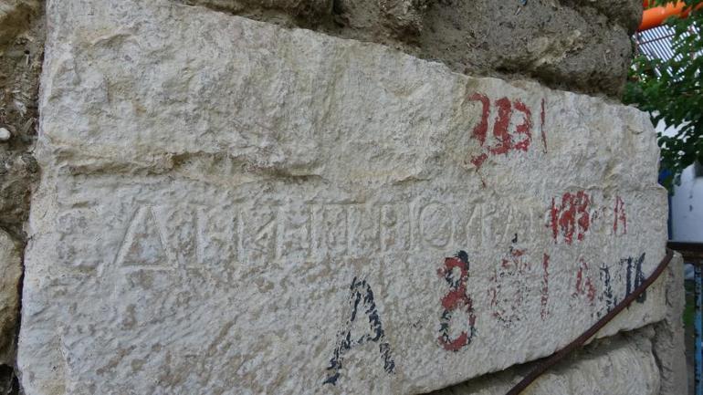 Roma İmparatorunun 1800 yıllık mektubu burada Taştaki yazıt bu evin temelinde kullanılmış