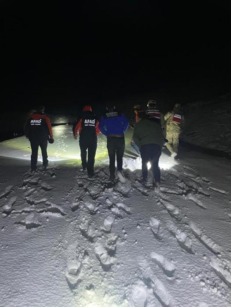Ağrı Doğubayazıtta karda mahsur kalan 2 kişi kurtarıldı