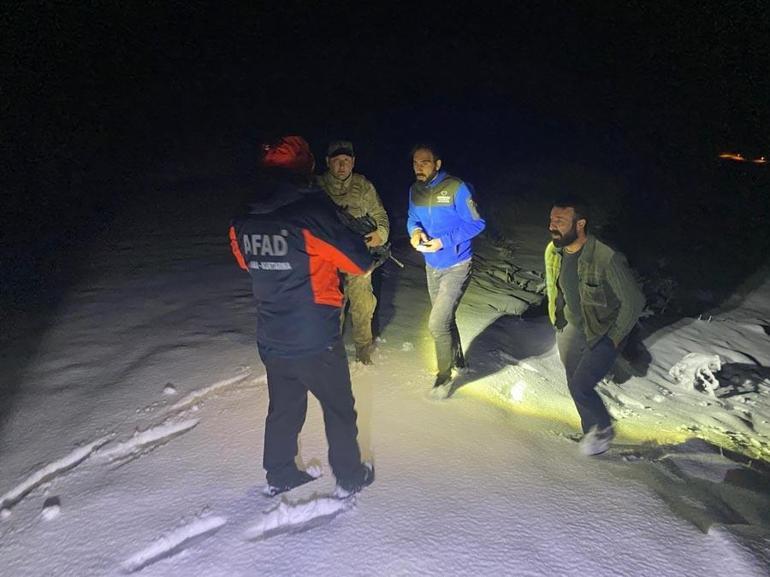Ağrı Doğubayazıtta karda mahsur kalan 2 kişi kurtarıldı