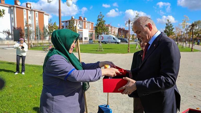 Düzceli temizlik görevlisi tek bir hareketi ile tüm Türkiyenin kalbini kazandı Sosyal medya yıkıldı
