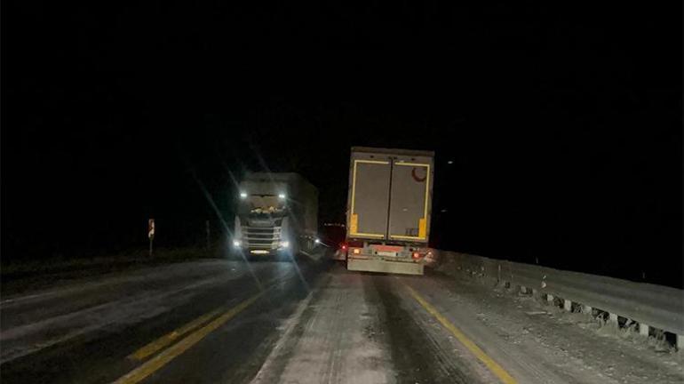 Beyaz kabus başladı, yollar buz pistine döndü TIR’lar Ilgar Geçidi’nde mahsur kaldı