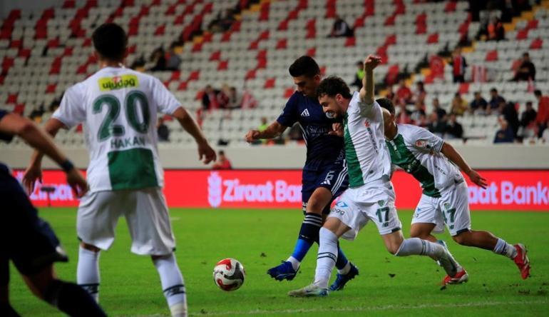 İkinci yarıya da hızlı başlayan Antalyaspor, 48’inci dakikada Cvancara ceza sahası ön çizgisinin hemen gerisinden yaptığı vuruşun ardından attığı golle takımını 2-0 öne geçirdi.