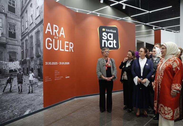 Emine Erdoğan, Vakıfbank Sanat Galerisinin açılışına katıldı