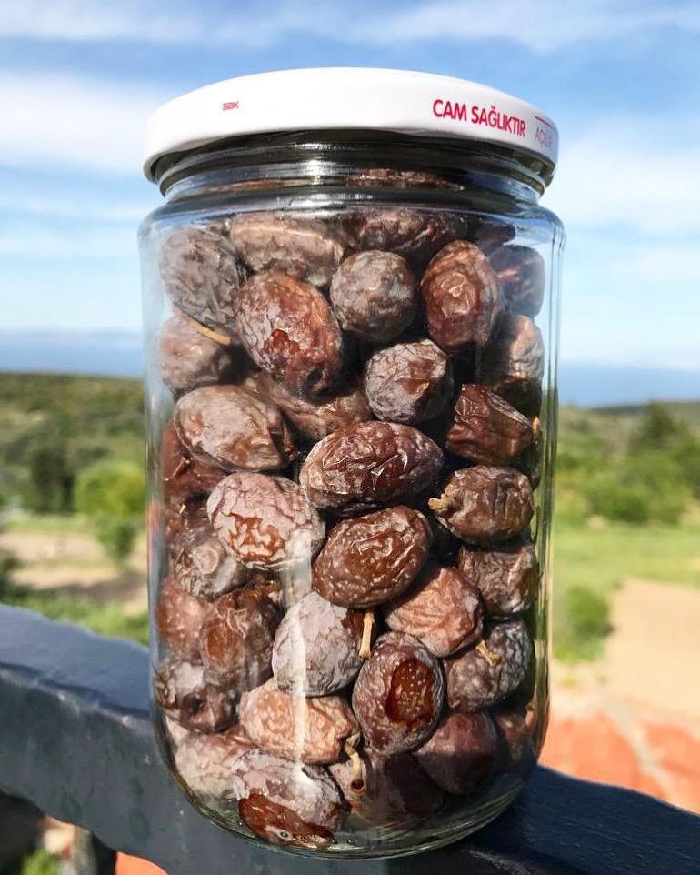 Zeytinin en doğal halini tüketmek isteyenler tercih ediyor Kilogram fiyatı 450 liradan satılıyor