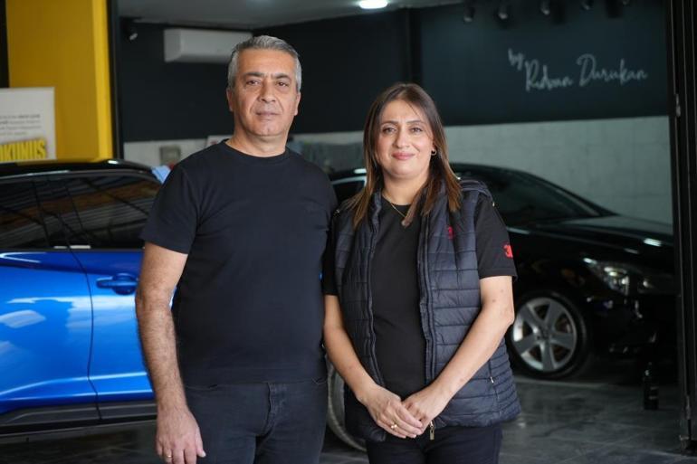 Eşinin yanında çırak olarak başladı Şimdi herkes aracını ona emanet ediyor