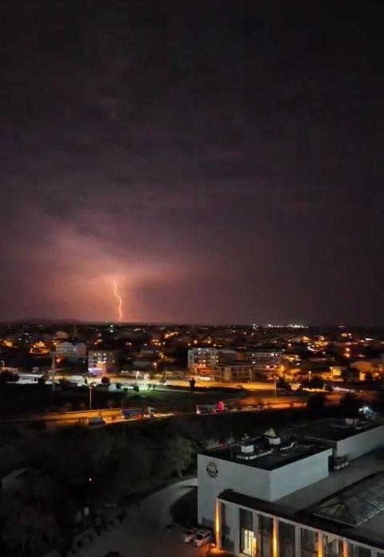 Bursa Karacabeyde şimşekler geceyi gündüze çevirdi