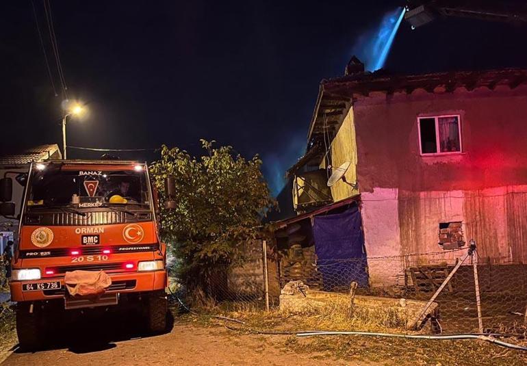 Uşakta evin çatısına düşen yıldırım yangın çıkardı