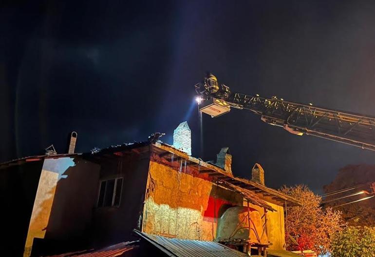 Uşakta evin çatısına düşen yıldırım yangın çıkardı