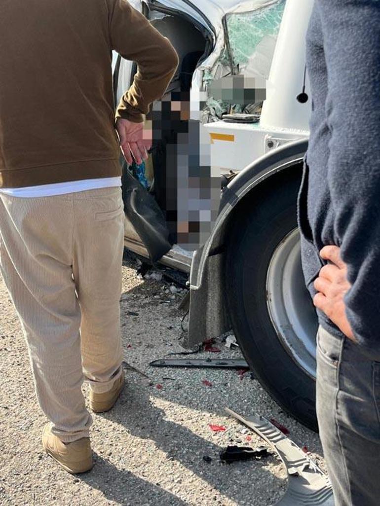 Ankarada korkunç kaza Otomobil tır çekicisine çarptı, 3 kişilik aile hayatını kaybetti