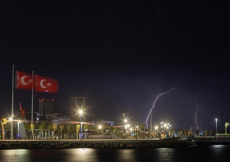 Hatay İskenderunda şimşekli gece