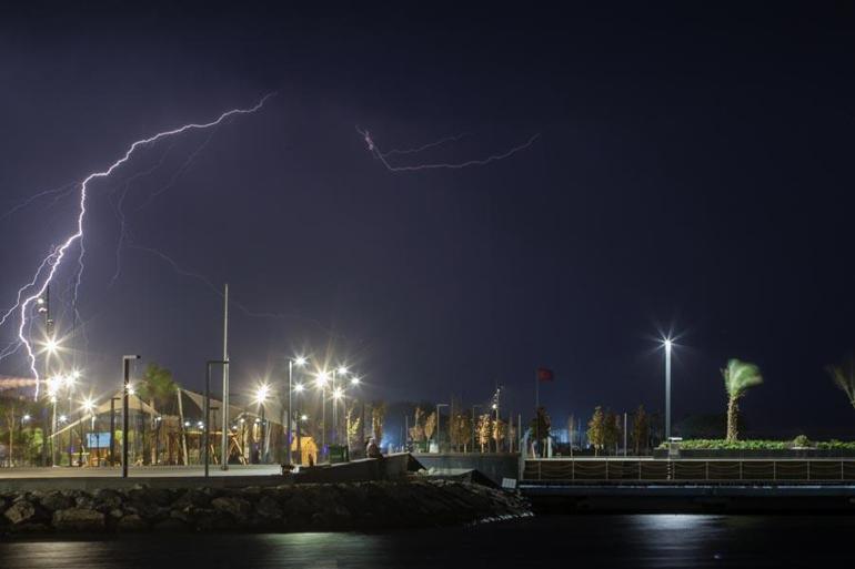 Hatay İskenderunda şimşekli gece