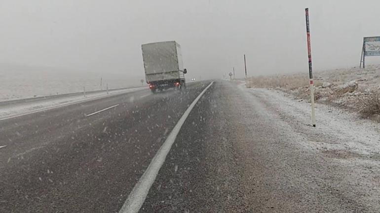 Sivas Gürün’de kar yağışı etkili oldu, görüş mesafesi yer yer 50 metreye düştü