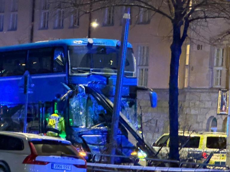 İsveçte otobüsün durağa çarpması sonucu ölü ve yaralıların olduğu bildirildi