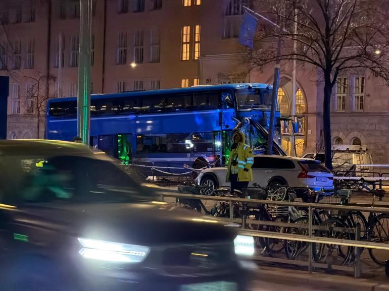 İsveçte otobüsün durağa çarpması sonucu ölü ve yaralıların olduğu bildirildi