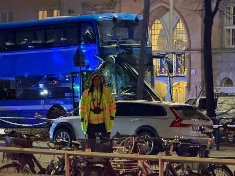 İsveçte otobüsün durağa çarpması sonucu ölü ve yaralıların olduğu bildirildi