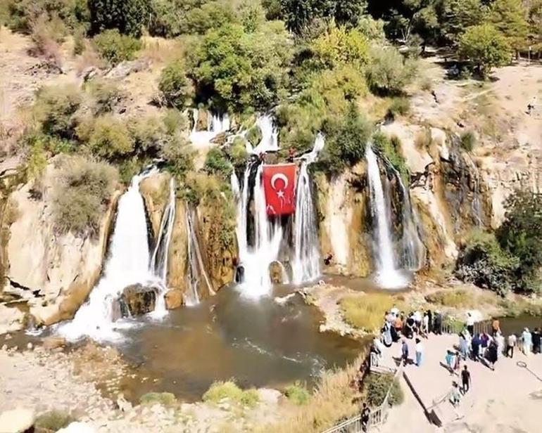 Vanın Muradiye Şelalesi’nde Türk bayrağı dalgalandı