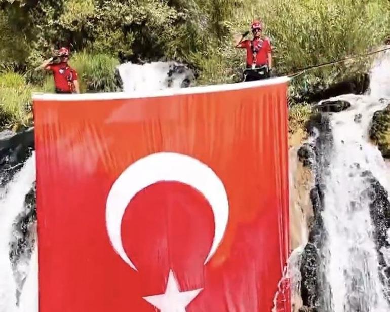 Vanın Muradiye Şelalesi’nde Türk bayrağı dalgalandı
