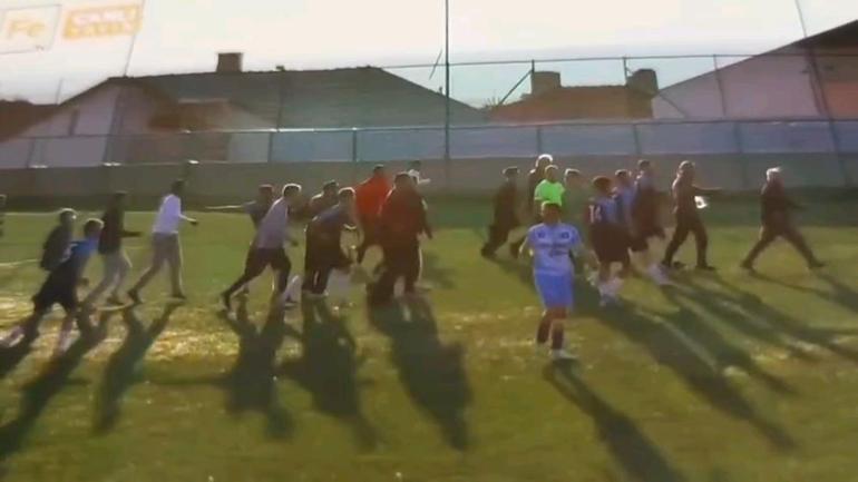 Taraftarlar sahaya girdi, maç tatil edildi