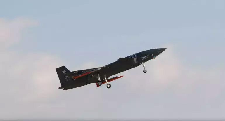 Türkiyenin gururu Bayraktar KIZILELMAdan gövde gösterisi Dünyada bir ilk...