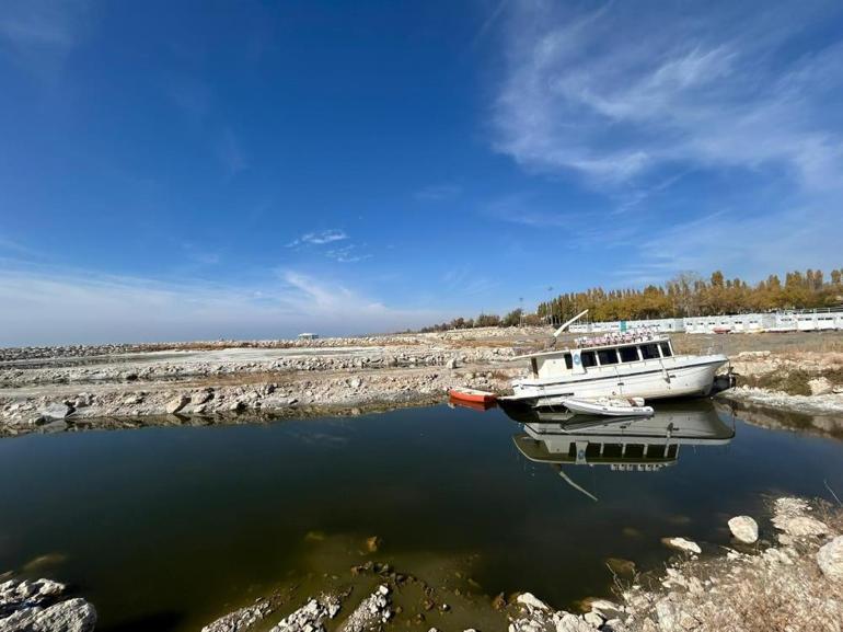 Van Gölü çekilince balıkçı limanları karaya döndü