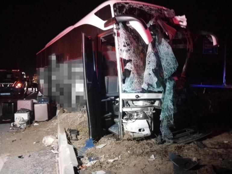 Denizlide minibüs yolcu otobüsüyle çarpıştı: 1 ölü, 13 yaralı