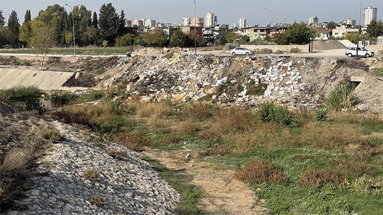 Adanadan tepki çeken görüntü: 10 mahalleyi etkiliyor Moloz döküm sahasına döndü