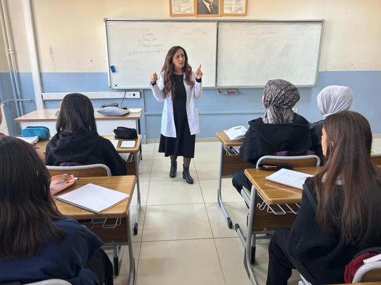 Koreceyi kendi çabasıyla öğrendi Vanlı öğretmen öğrencilerine ilham oluyor