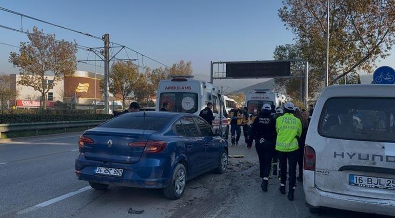 Bursada dehşet anları Sürücülerinin yarıştığı 2 otomobil, belediye otobüsü ile çarpıştı; 14 yaralı