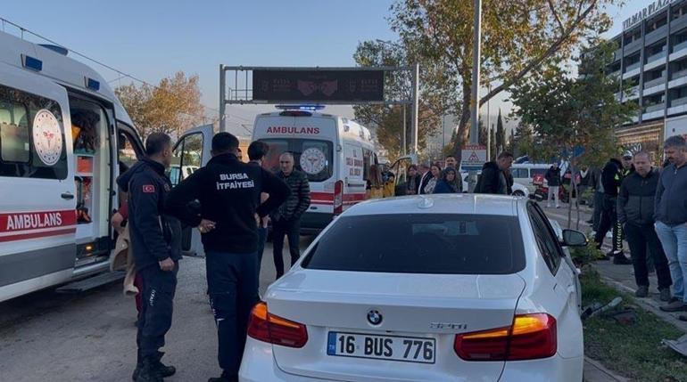 Bursada dehşet anları Sürücülerinin yarıştığı 2 otomobil, belediye otobüsü ile çarpıştı; 14 yaralı