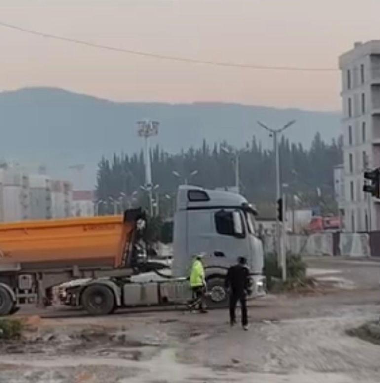 Hatay’da polis memurundan örnek hareket: Araçlar zarar görmesin diye yaptıkları kameraya yansıdı