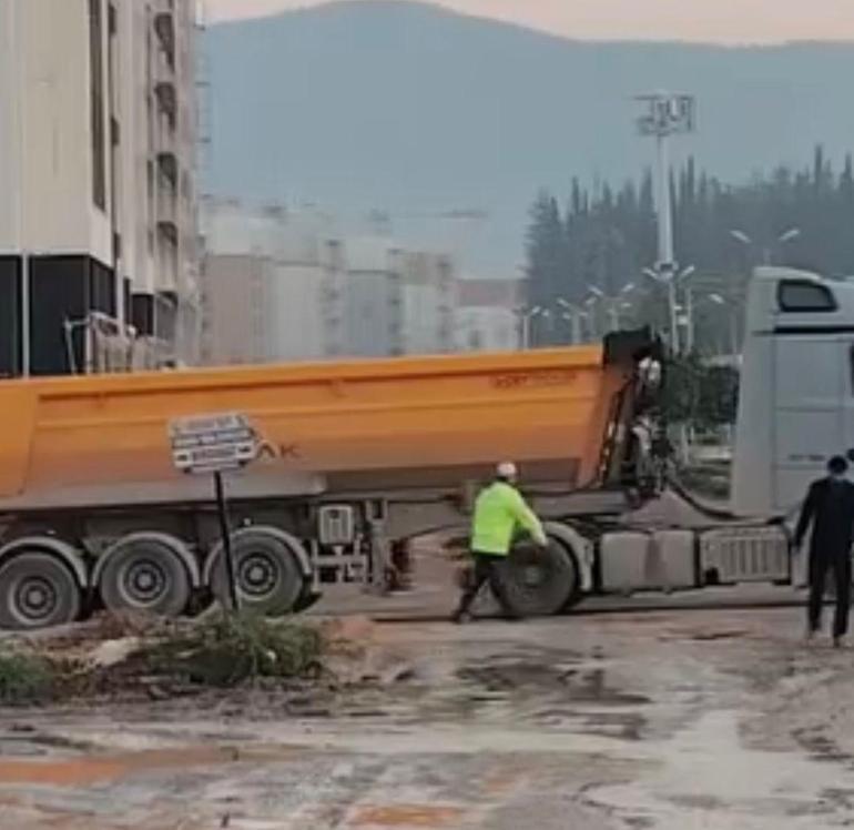 Hatay’da polis memurundan örnek hareket: Araçlar zarar görmesin diye yaptıkları kameraya yansıdı