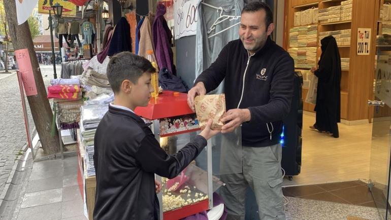 Eskişehirde dükkanının önü kalabalık görünsün dedi, her gün patlamış mısır dağıtıyor