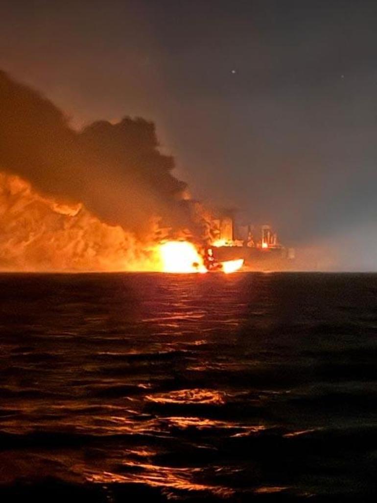 Kocaeli açıklarında 2 gemide yangın; 25 mürettebat kurtarıldı