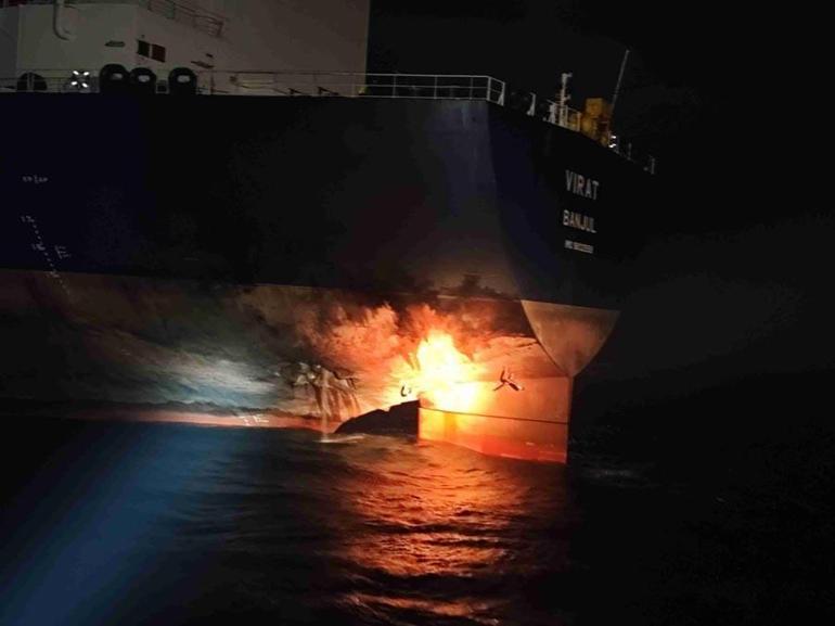 Kocaeli açıklarında 2 gemide yangın; 25 mürettebat kurtarıldı